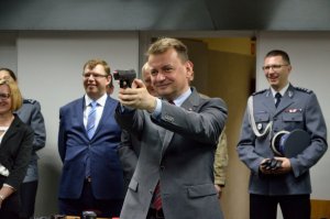 minister strzela na symulatorze