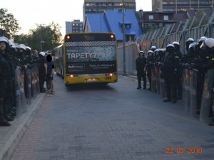 policjanci zabezpieczają odjazd autobusów z kibicami