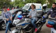 Dziewczynka na motocyklu policjanta ruchu drogowego