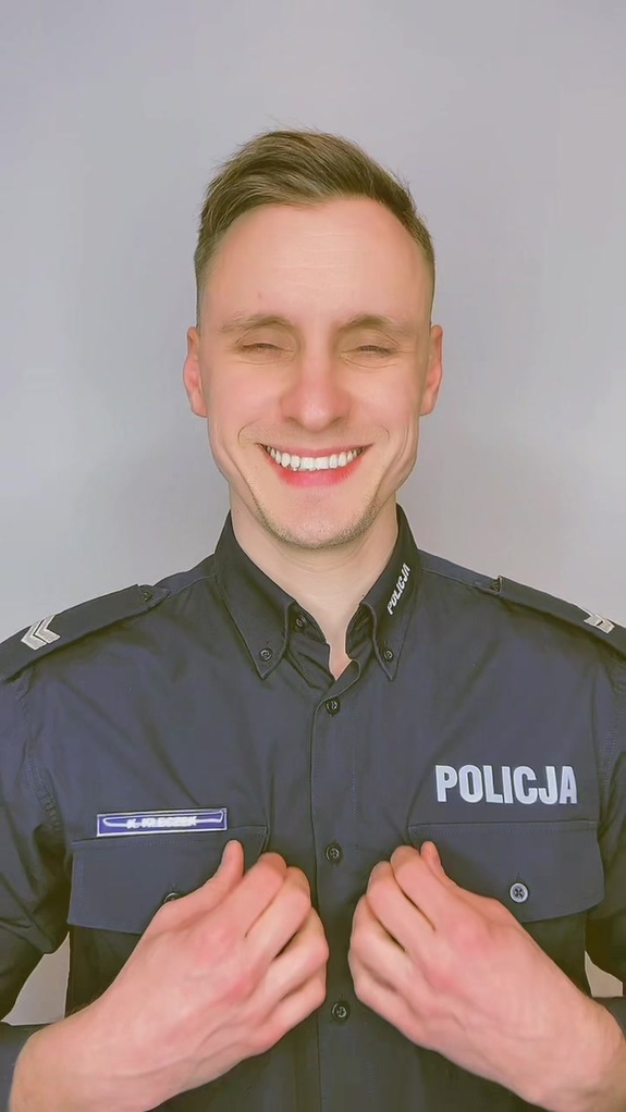 Uśmiechnięty policjant.