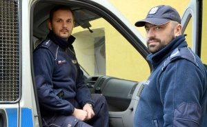 mł. asp. Damian Wyroda oraz st. sierż. Grzegorz Koszewski z posterunku Policji w Szydłowie