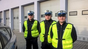 trzej policjanci, którzy udzielili pomocy