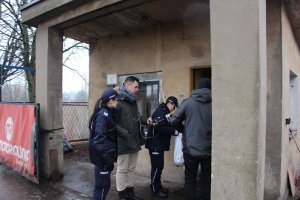 Policjanci i Caritas pomagają bezdomnym