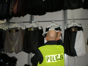 policjant zabezpiecza podrobioną odzież