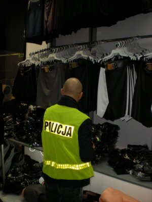 policjant zabezpiecza podrobioną odzież