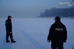 Policjanci ostrzegają przed wchodzeniem na lód - Żywiec