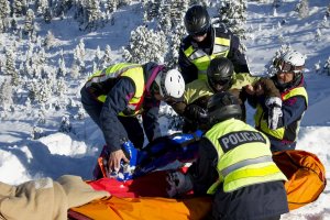 Polscy policjanci niosą pomoc na stokach we włoskich Alpach