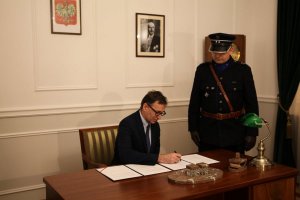Uroczyste podpisanie porozumienia o współpracy między IPN a Komendą Główną Policji