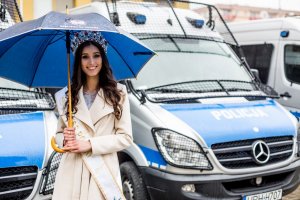 Miss Polski promowała z Policją bezpieczną jazdę samochodami