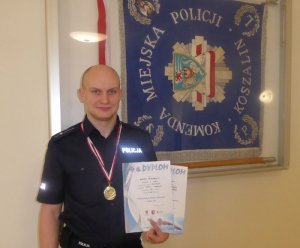 mł. asp. Łukasz Pańczyszyn z KMP w Koszalinie z dwoma złotymi medalami zdobytymi w V Mistrzostwach Policji w pływaniu w Lublinie