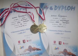 mł. asp. Łukasz Pańczyszyn z KMP w Koszalinie z dwoma złotymi medalami zdobytymi w V Mistrzostwach Policji w pływaniu w Lublinie