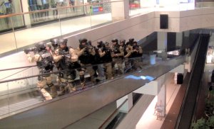 Uzbrojeni terroryści wtargnęli do Centrum Handlowego - ćwiczenia służb