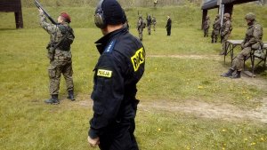 Policjanci szkolą żołnierzy 16 Batalionu Powietrznodesantowego w Krakowie