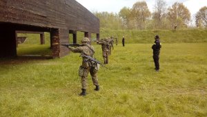 Policjanci szkolą żołnierzy 16 Batalionu Powietrznodesantowego w Krakowie
