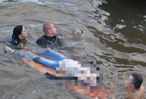 Policjanci ratowali życie tonącej kobiety pływając w nurce rzeki