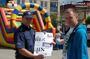 Tarnogórscy policjanci podczas akcji charytatywnej dla chorej na autyzm i padaczkę Martynki Kukla