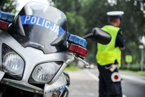 policjant ruchu drogowego i motocykl