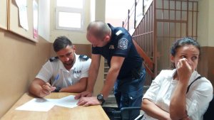 polski policjant pomaga w czynnościach bułgarskiemu funkcjonariuszowi