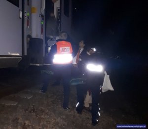 Policjanci pomagają przy usuwaniu skutków Orkanu Ksawery