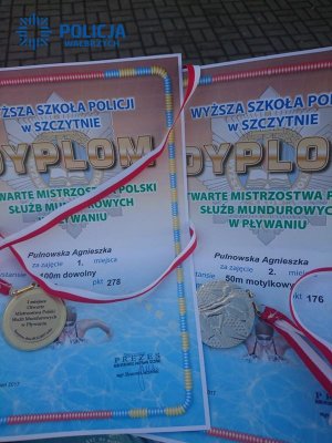 Wałbrzyska policjantka mistrzem i wicemistrzem Polski w pływaniu - dyplomy