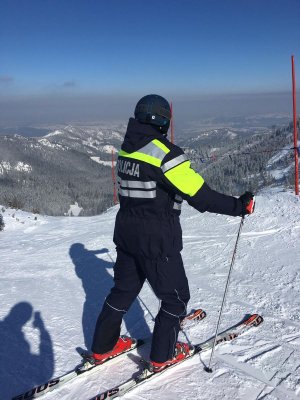 Policyjni narciarze testują prototypowe kombinezony