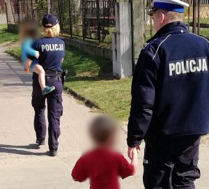 policjanci z dwójką dzieci