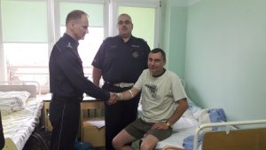 Przełożeni z wizytą u hospitalizowanego policjanta