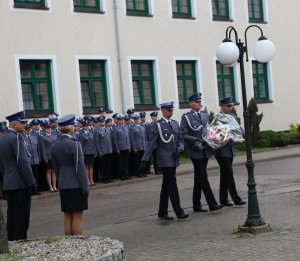 oddali cześć policjantom zamordowanym w Kalininie, składając kwiaty pod tablicą upamiętniającą ich śmierć