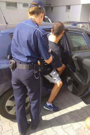 policjantka z zatrzymanym