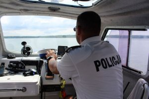 policjant pełniący służbę na wodzie