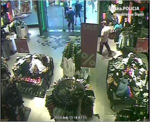 nagranie z monitoringu: mężczyzna podejrzany o kradzież wychodzi ze sklepu