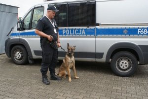 Policyjny pies Lares ze swoim panem