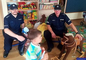 Dobre serce nie wychodzi z mody – policjanci przekazali dzieciom ubrania i zabawki