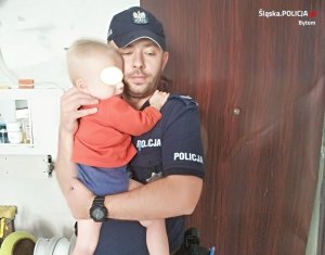 Dzielnicowy wyważył drzwi, aby uratować 1,5 rocznego chłopca