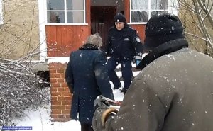 policjanci pomagają starszemu człowiekowi