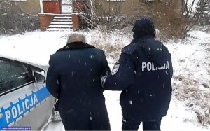 policjant prowadzi starszego mężczyznę