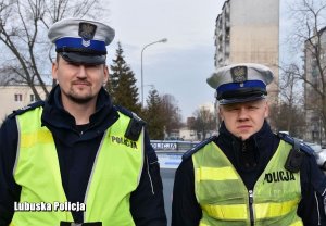 dwaj policjanci z kamerą na mundurze