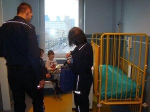 Policjanci Biura Prewencji KGP z wizytą u dzieci w szpitalu