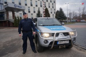 Mł. asp. Andrzej Kucharski z Samodzielnego Pododdziału Prewencji Policji w Częstochowie  przy radiowozie