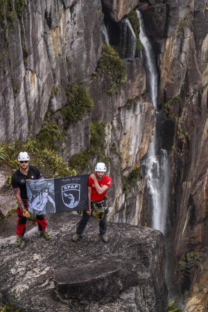 Slide Challenge - policjanci zjechali z najwyższego wodospadu świata