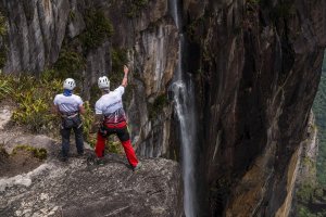 Slide Challenge - policjanci zjechali z najwyższego wodospadu świata