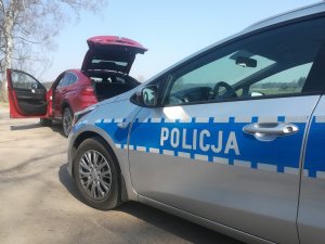 Policyjny radiowóz i skradzione auto o wartości 160 tys. zł