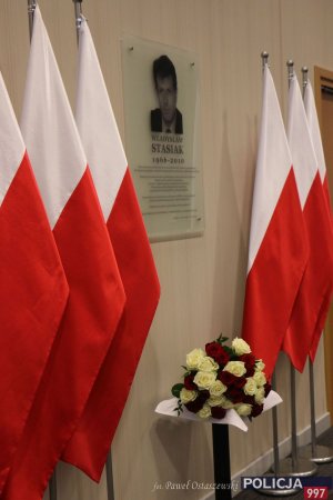 Kwiaty pod tablicą pamięci Ministra Stasiaka