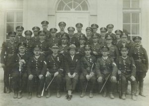 Policjanci Państwowi pełniący służbę w powiecie sochaczewskim na starym zdjęciu