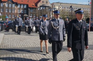delegacja policjantów i orkiestra policyjna