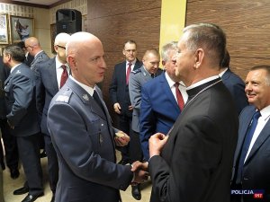 Komendant Główny Policji i biskup polowy Wojska Polskiego Józef Guzdek składają sobie życzenia