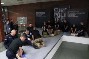 grupa policjantów ćwiczy udzielanie pierwszej pomocy na fantomach