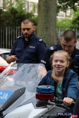Dzieci z chęcią siadały na policyjnym motocyklu