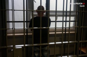 Zatrzymany 43-letni mężczyzna, który stoi w pomieszczeniu dla osób zatrzymanych