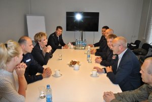 Na zdjęciu widać Panią Prezydent Miasta Łodzi w towarzystwie Z-cy Komendanta Miejskiego Policji oraz zaproszonych gości z Niemiec. Wszyscy siedzą przy prostokątnym stole